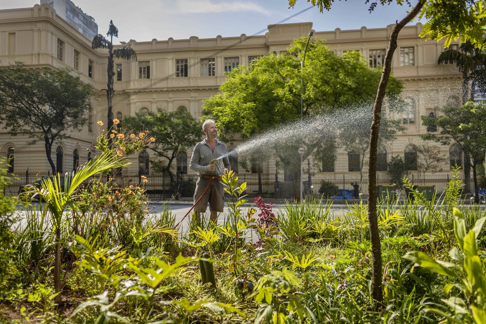 Eduardo regando jardim no centro de São Paulo
